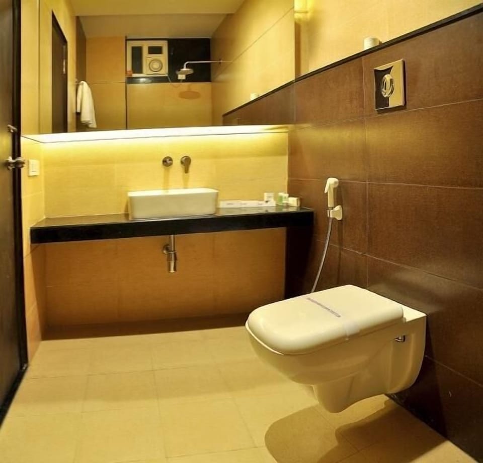 Standard Room | Bathroom | Shower, rainfall showerhead, free toiletries, hair dryer