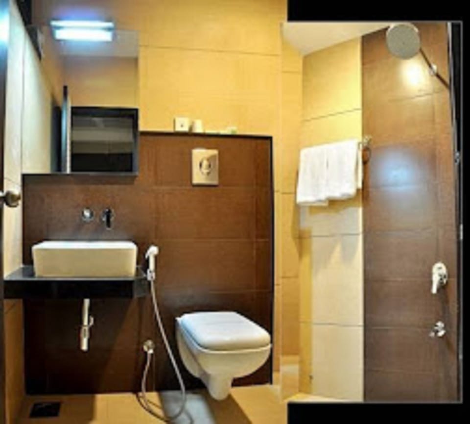 Shower, rainfall showerhead, free toiletries, hair dryer