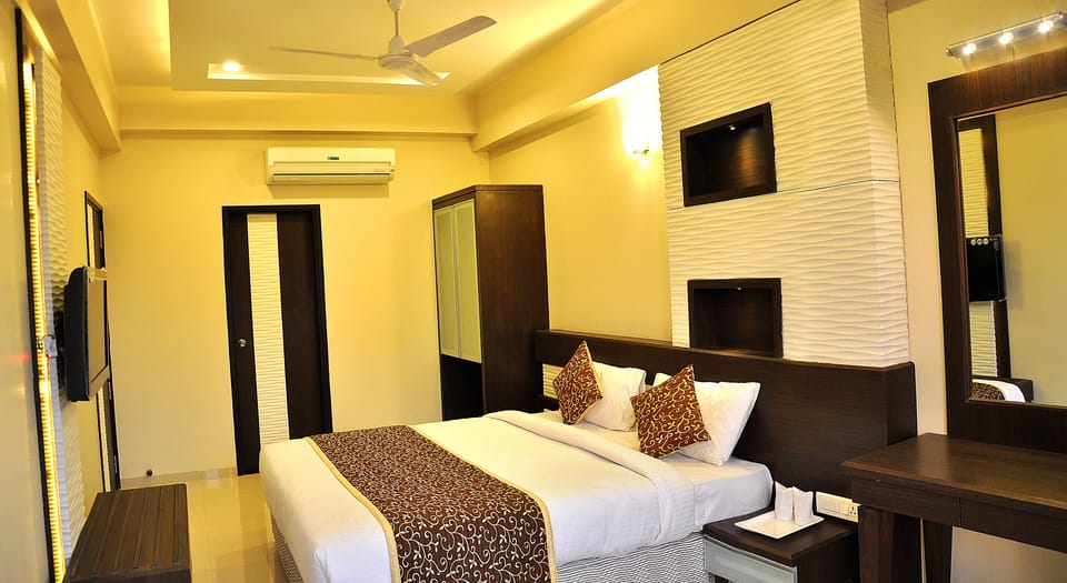 Deluxe Double Room, 1 Bedroom | Blackout drapes, iron/ironing board, free WiFi