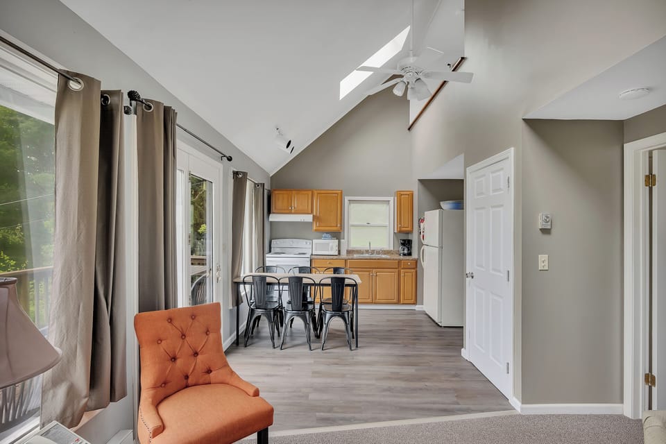 Cottage, 3 Bedrooms, Kitchen, Partial Lake View (Cottage I) | Private kitchenette | Fridge, microwave, coffee/tea maker