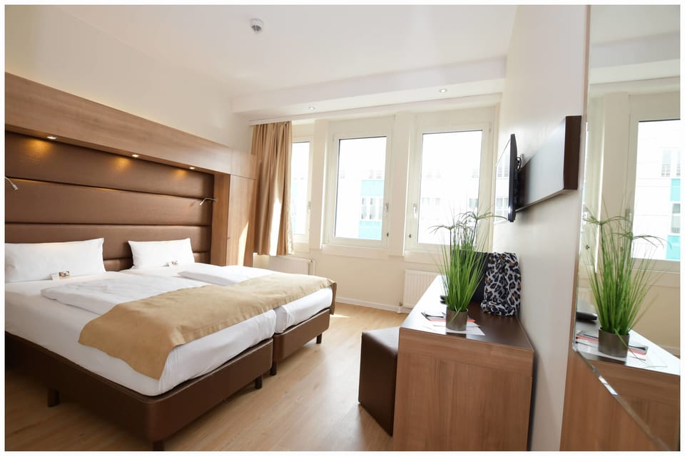 Double Room, Allergy Friendly, City View | Hypo-allergenic bedding, soundproofing, free WiFi, bed sheets