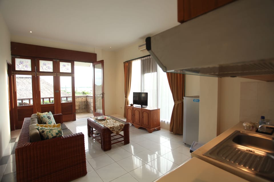 Junior Suite, Non Smoking, Pool View | Living area | 32-inch TV with premium channels