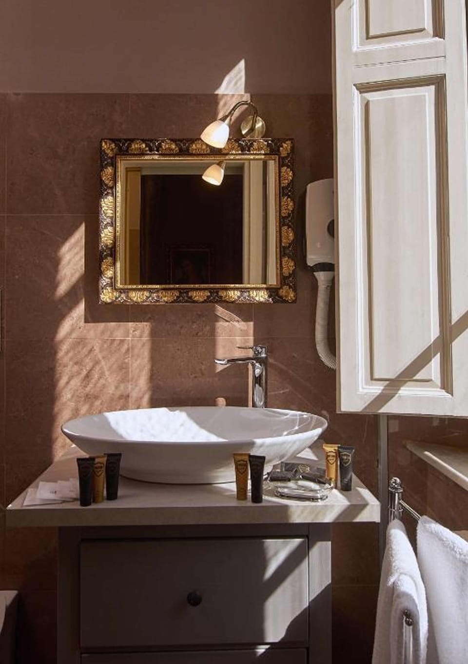 Deluxe Suite, Balcony | Bathroom sink