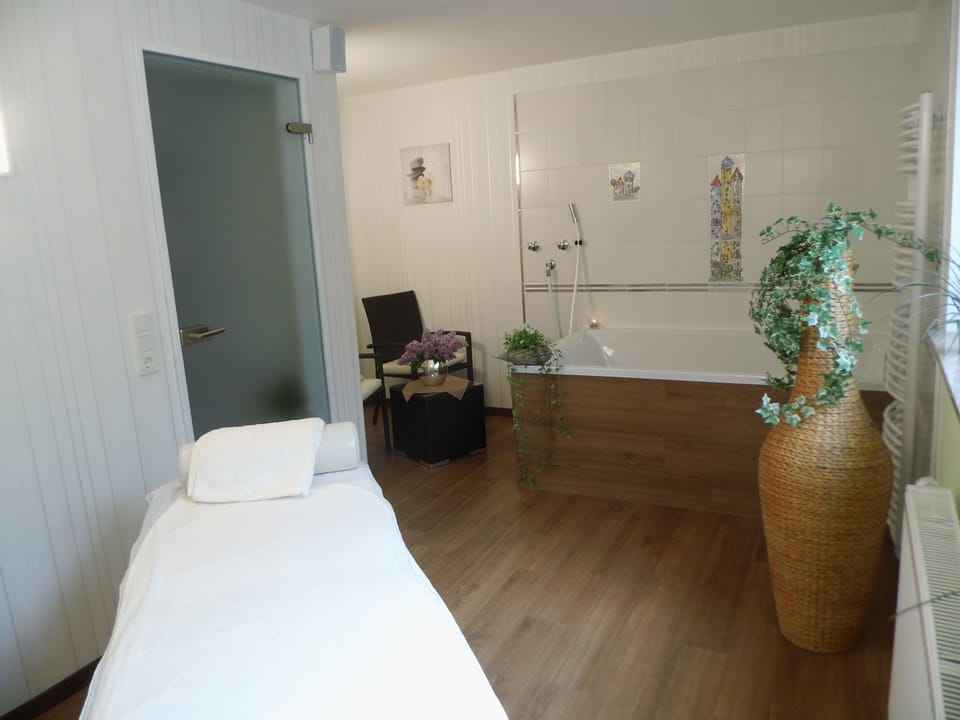 Couples treatment rooms, aromatherapy, hot stone massages, body wraps