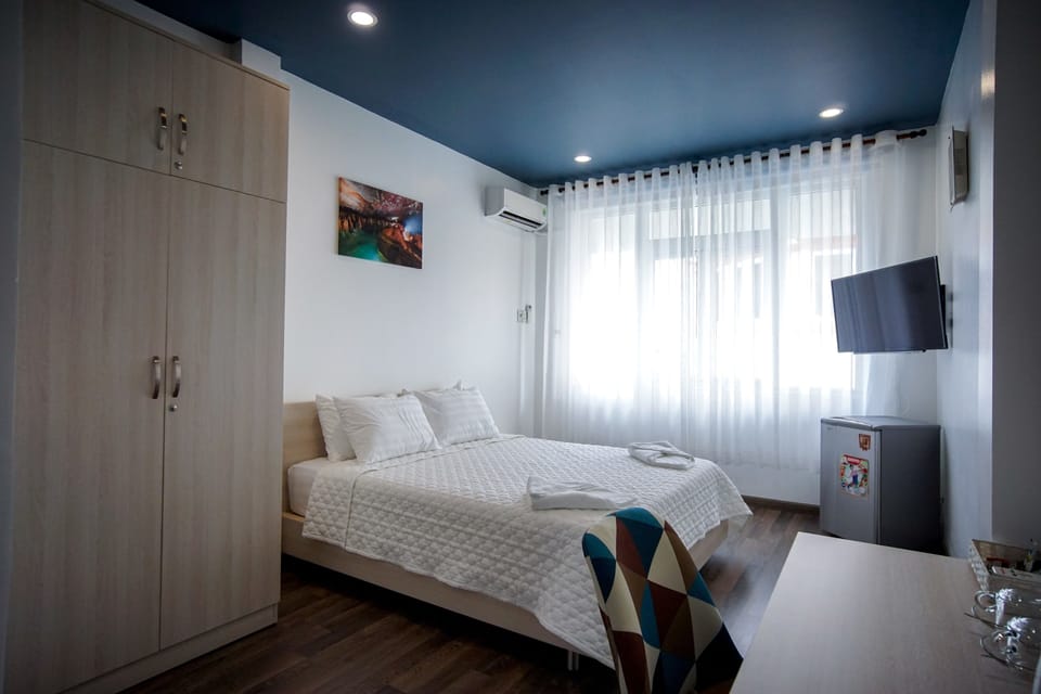Executive Premier Room | Minibar, in-room safe, desk, soundproofing