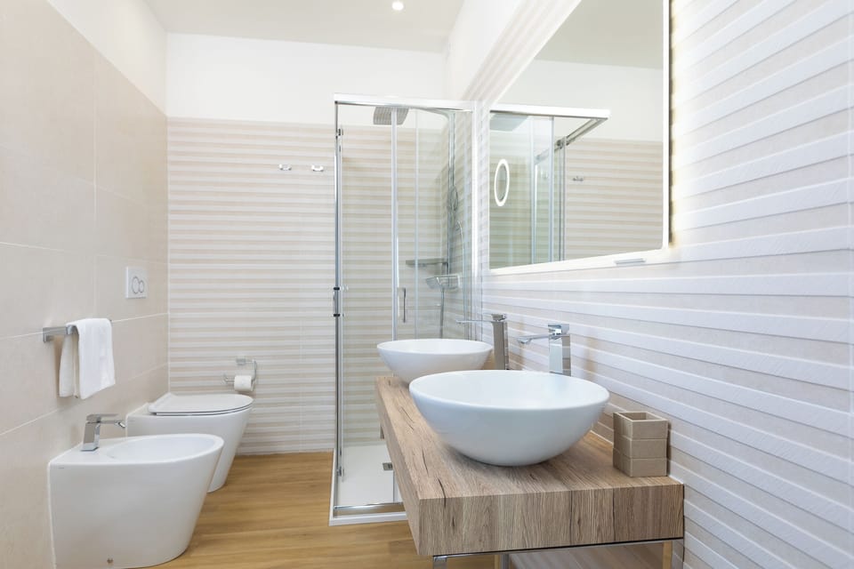 Junior Suite | Bathroom | Hair dryer, slippers, bidet, towels