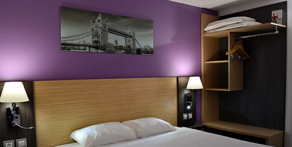 Classic Double Room | Desk, laptop workspace, blackout drapes, free WiFi