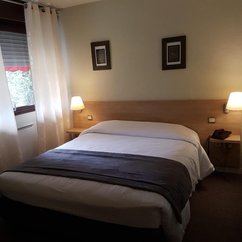 Premium bedding, desk, iron/ironing board, free cribs/infant beds