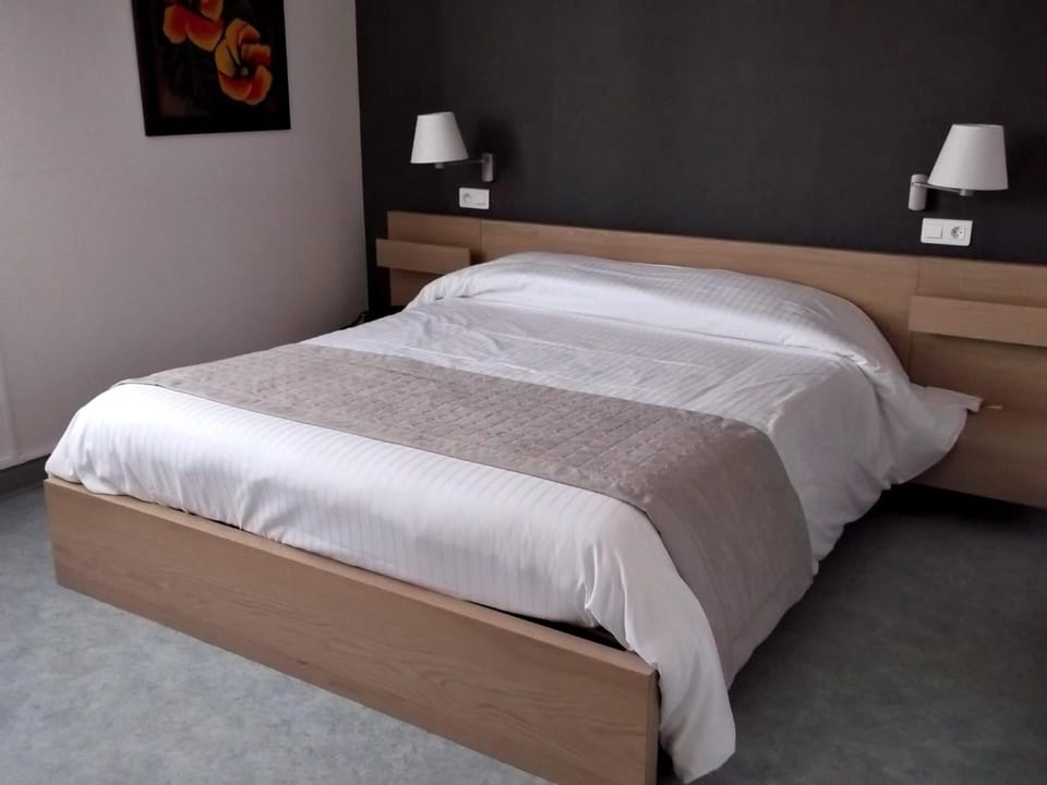 Premium bedding, desk, iron/ironing board, free cribs/infant beds