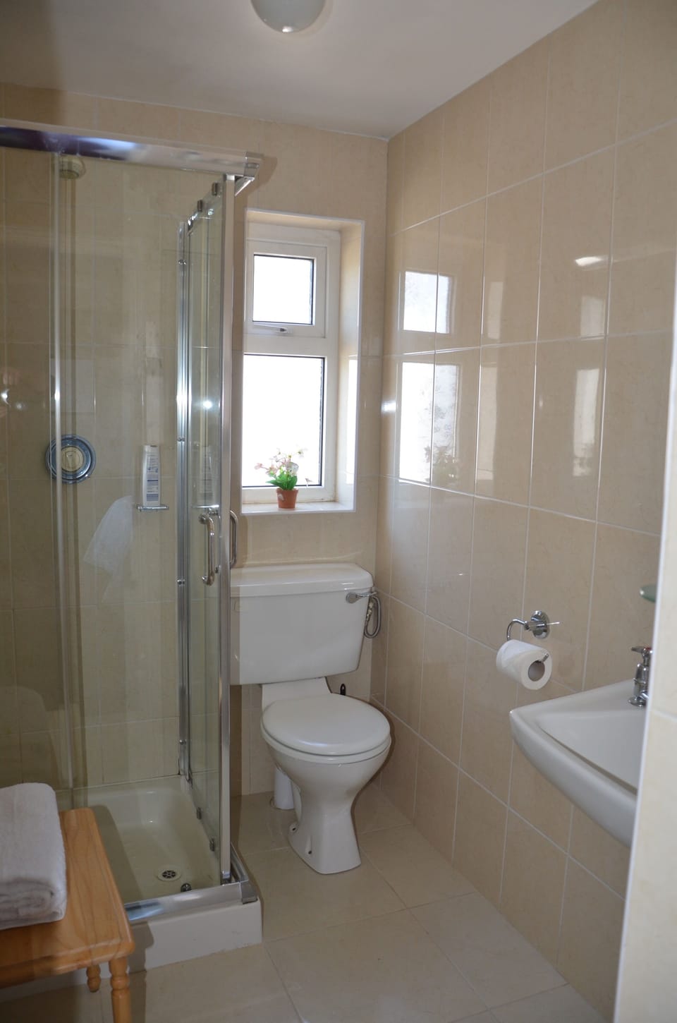 Double Room, Ensuite | Bathroom | Shower, hair dryer, towels