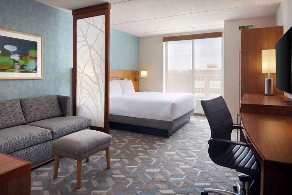 Room, 1 King Bed | Premium bedding, desk, laptop workspace, blackout drapes