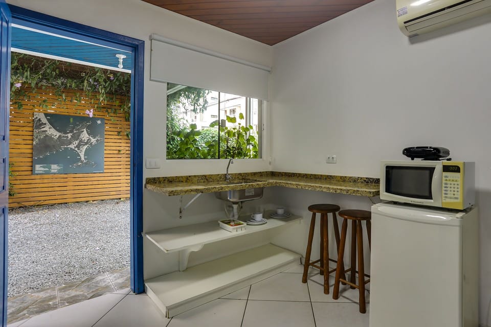 Standard Room | Private kitchen | Microwave, cookware/dishes/utensils
