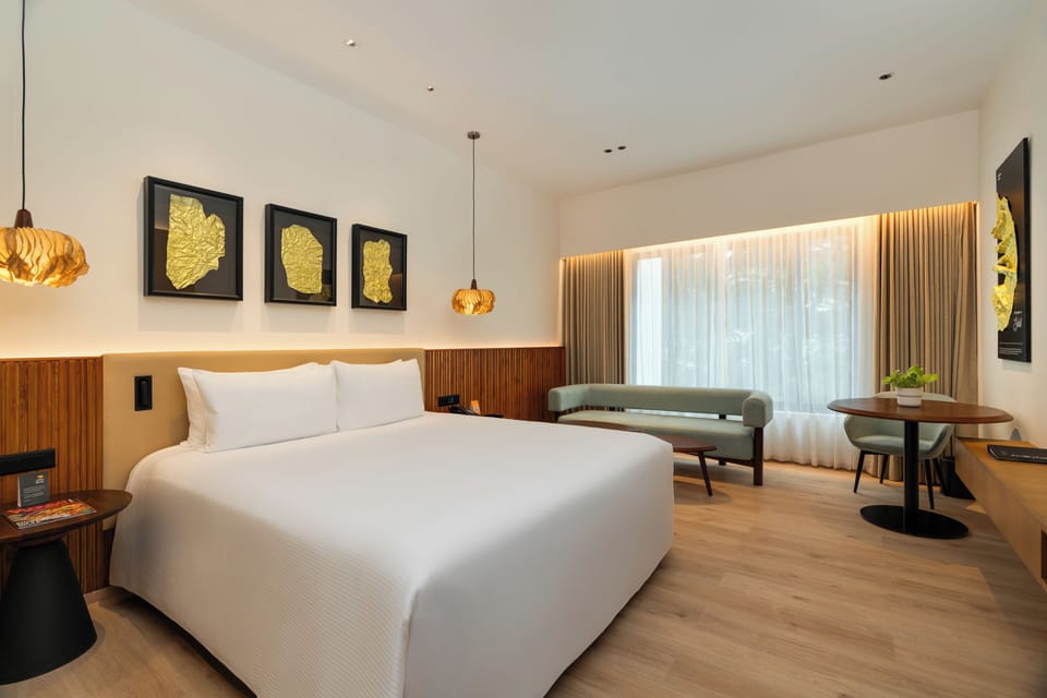 Platinum Room | In-room safe, desk, soundproofing, free WiFi