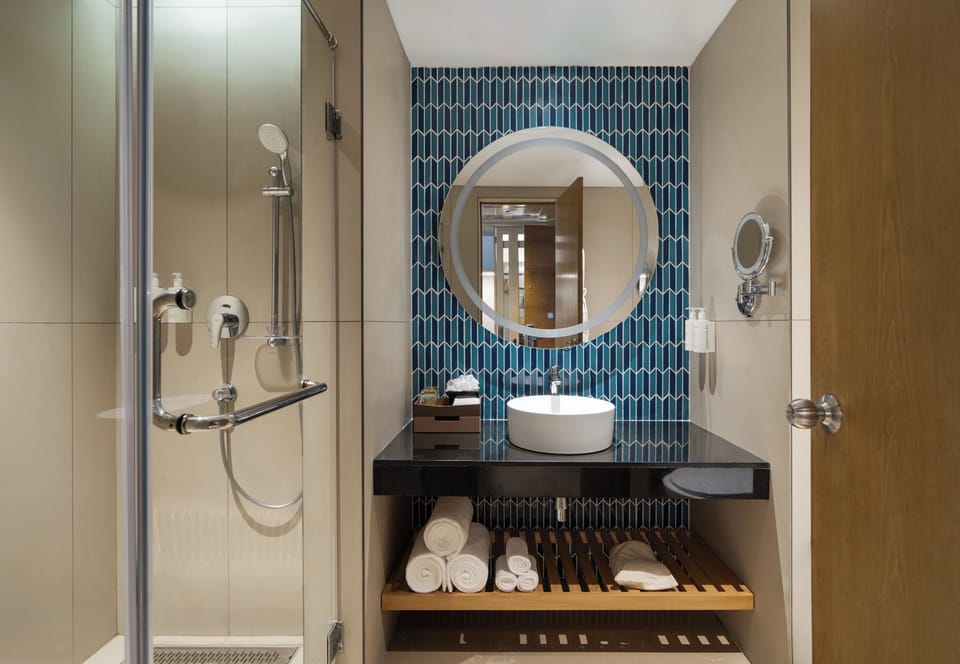 Platinum Room | Bathroom | Shower, free toiletries, hair dryer, towels
