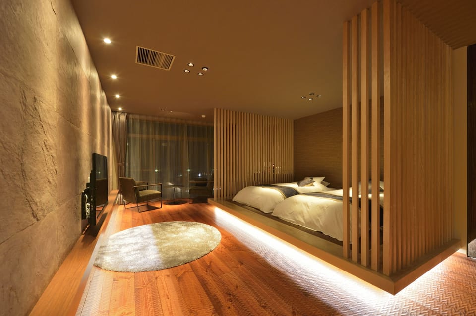 Premium bedding, down comforters, in-room safe, desk