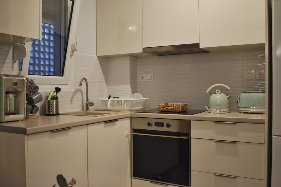 Luxury Studio Suite | Private kitchen | Fridge, oven, stovetop, coffee/tea maker