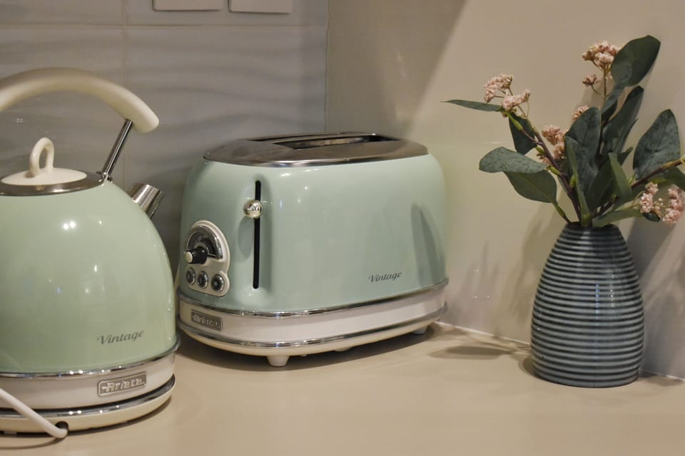 Luxury Studio Suite | Private kitchen | Fridge, oven, stovetop, coffee/tea maker