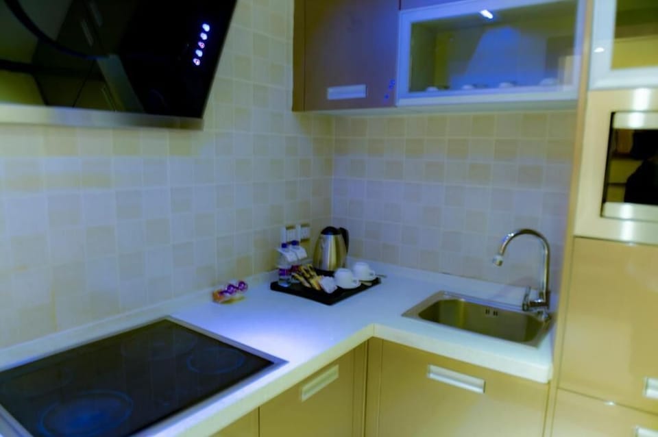 Stovetop, coffee/tea maker, electric kettle