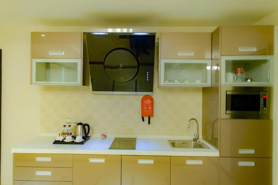 Royal Suite (With 1 Bathroom) | Private kitchenette | Stovetop, coffee/tea maker, electric kettle