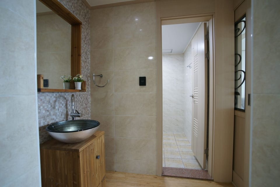 Family Room | Bathroom | Shower, hair dryer, towels, soap