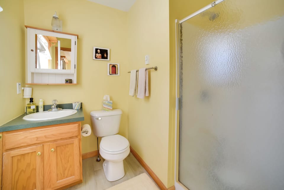 Full Bathroom | Complimentary Toiletries | Towels Provided