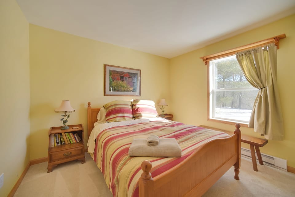 Bedroom 1 | Queen Bed | Linens Provided | En-Suite Bathroom