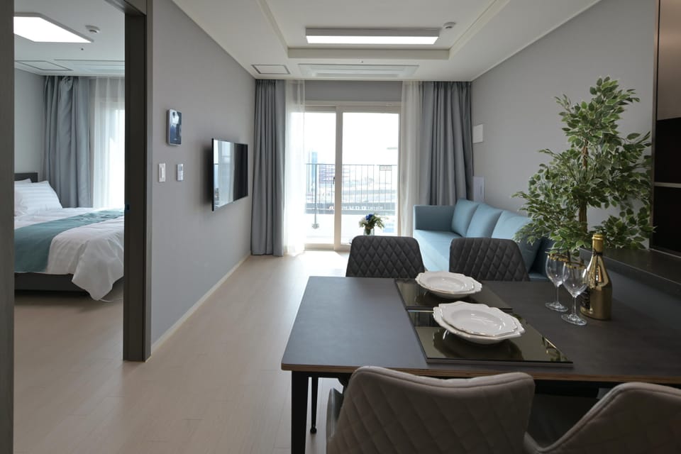 Suite | Living area | Flat-screen TV, heated floors