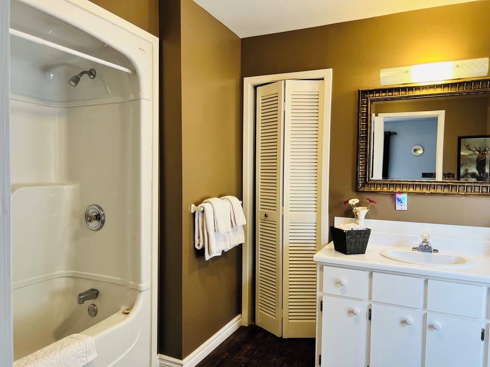 Superior Room, 1 Queen Bed | Hypo-allergenic bedding available, down comforters, pillowtop beds, desk