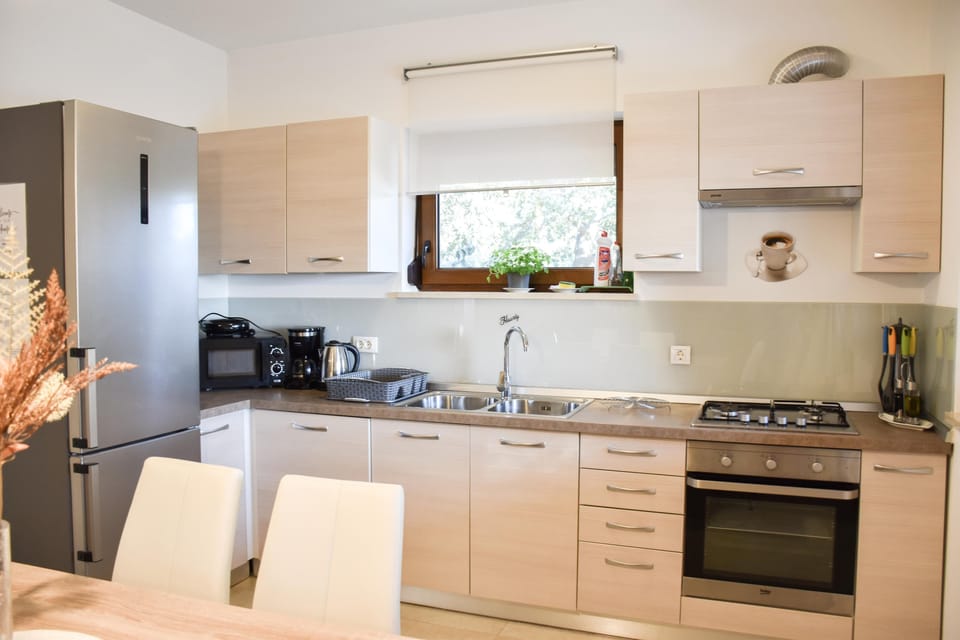 House, 2 Bedrooms, Terrace, Garden View | Private kitchen | Fridge, microwave, oven, stovetop