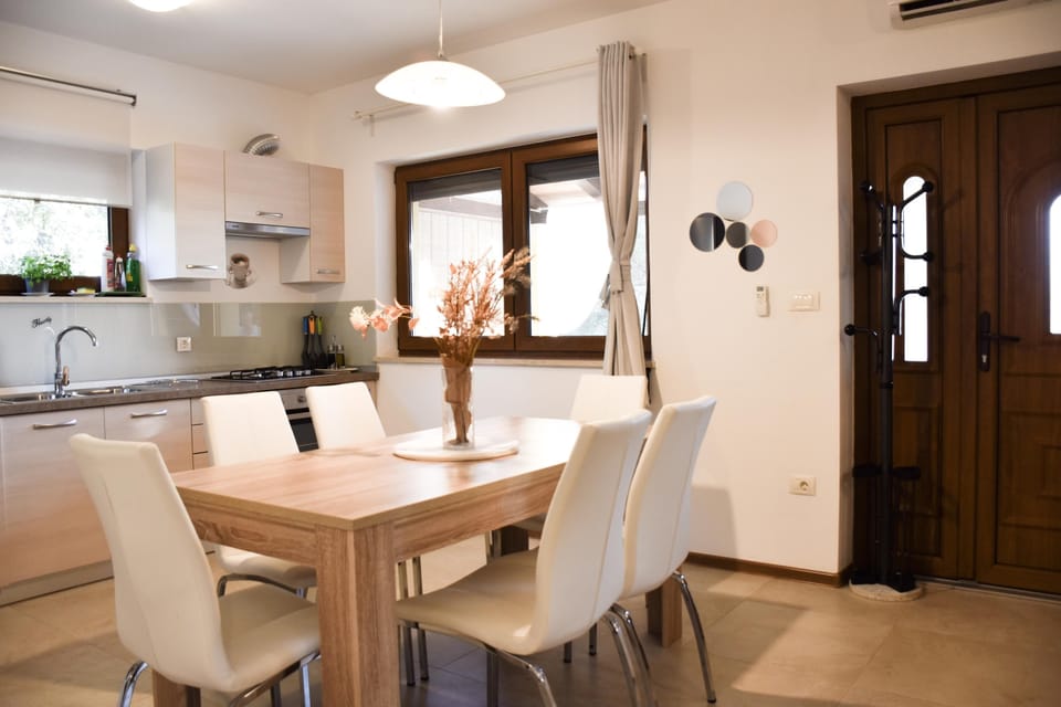 House, 2 Bedrooms, Terrace, Garden View | Dining room