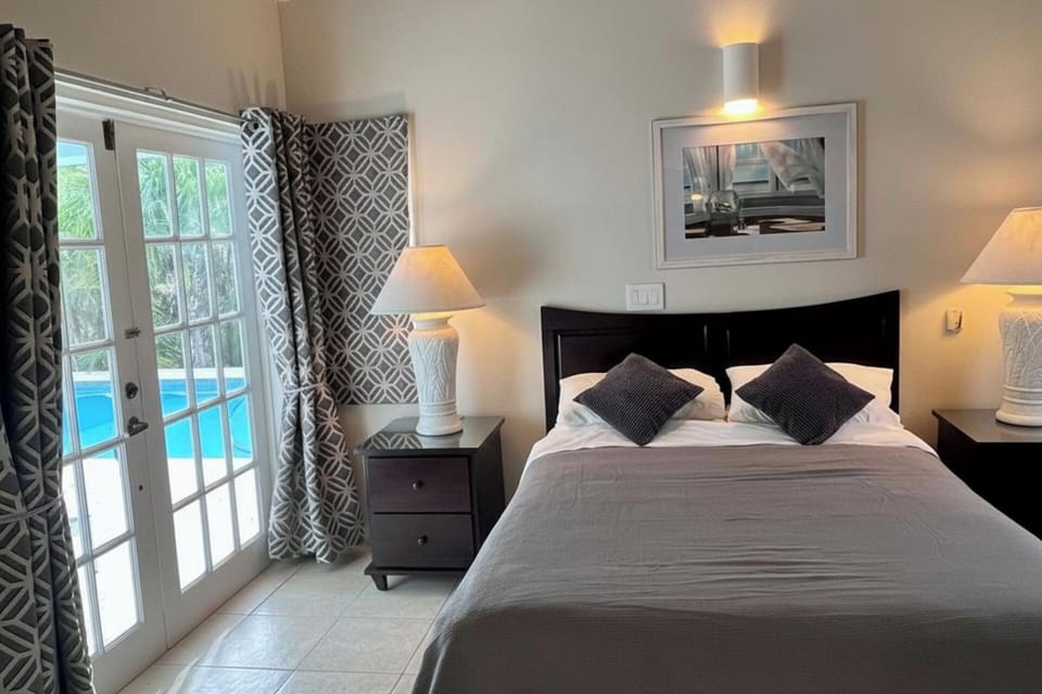 Villa - Sleeps 6 - Pool - Parking - Garden House in Saint Mary, Antigua and Barbuda