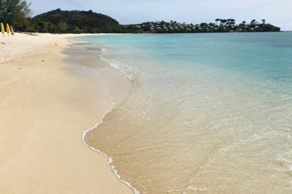 Villa - Sleeps 6 - Pool - Parking - Garden House in Saint Mary, Antigua and Barbuda