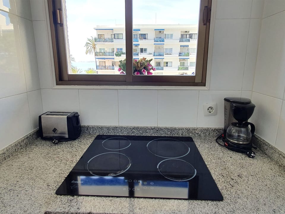 Windows to the terrace and views/Ventana en la cocina a la terraza y sus vistas