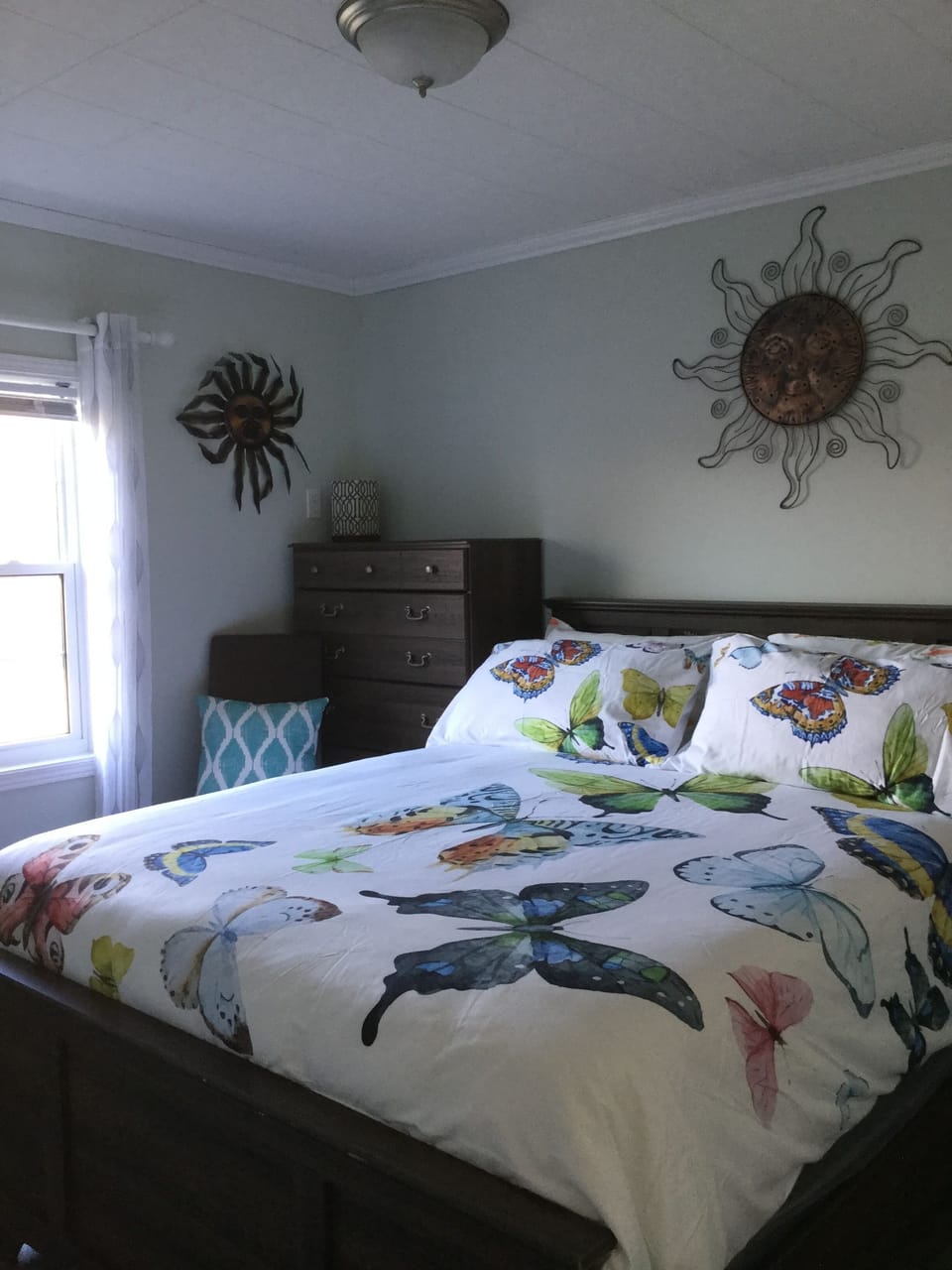 Queen bed in Mountain Sunrise Suite 