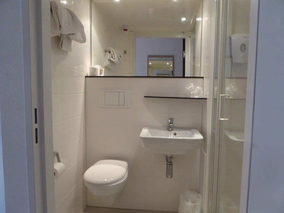 Shower, eco-friendly toiletries, towels