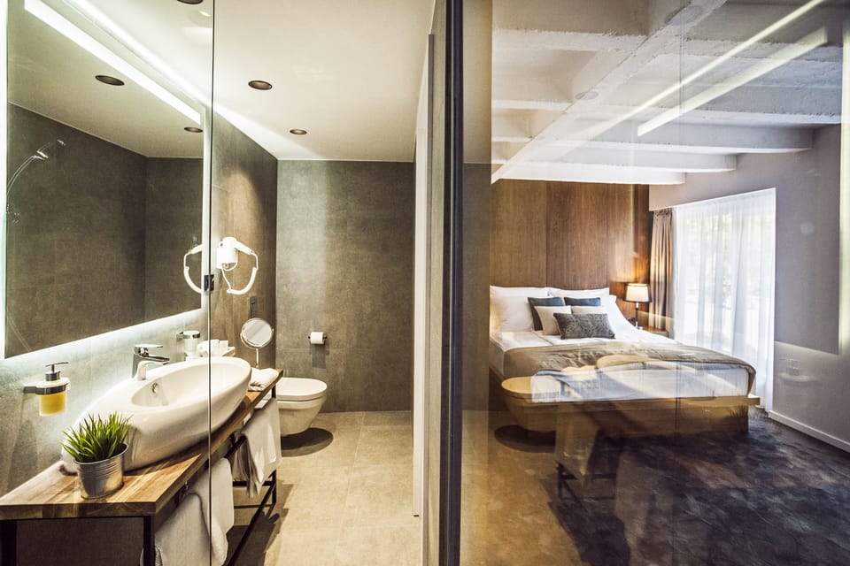 Executive Suite | Egyptian cotton sheets, premium bedding, memory foam beds, minibar