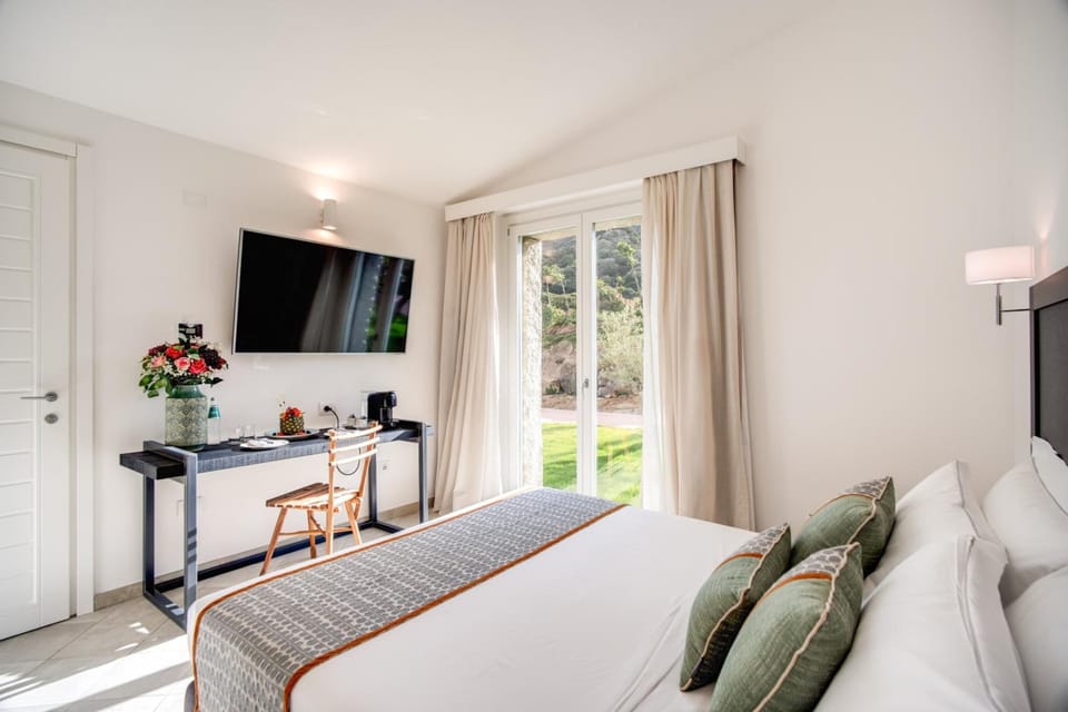 Junior Suite | Hypo-allergenic bedding, minibar, in-room safe, laptop workspace