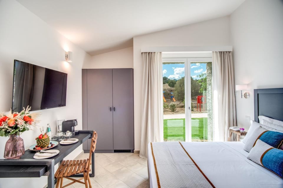 Executive Room, Garden View | Hypo-allergenic bedding, minibar, in-room safe, laptop workspace
