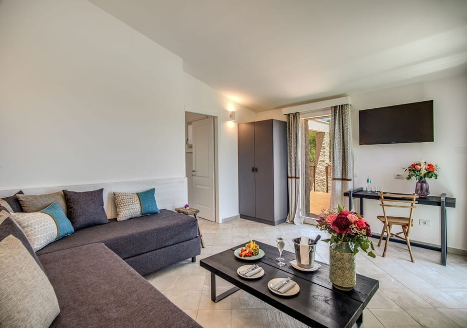 Premium Suite | Hypo-allergenic bedding, minibar, in-room safe, laptop workspace