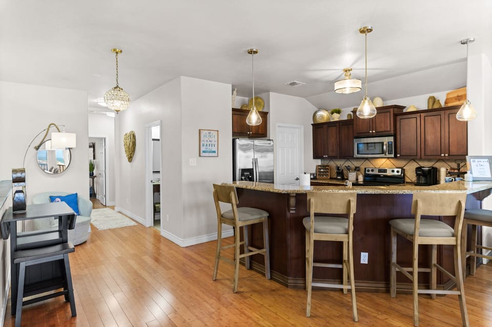 Fully equipped kitchen with 4 barstools for extra seating 