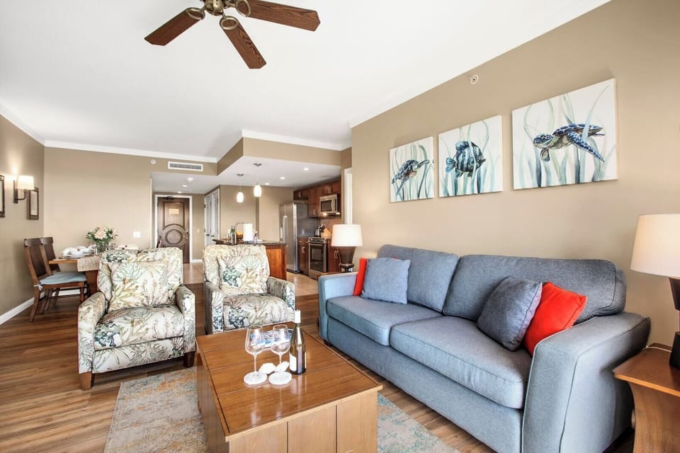 Open-concept tropical suite with vibrant decor and full kitchen comfort.