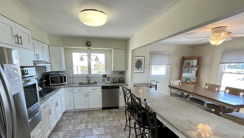 Kitchen - level 2 - counter seats 3