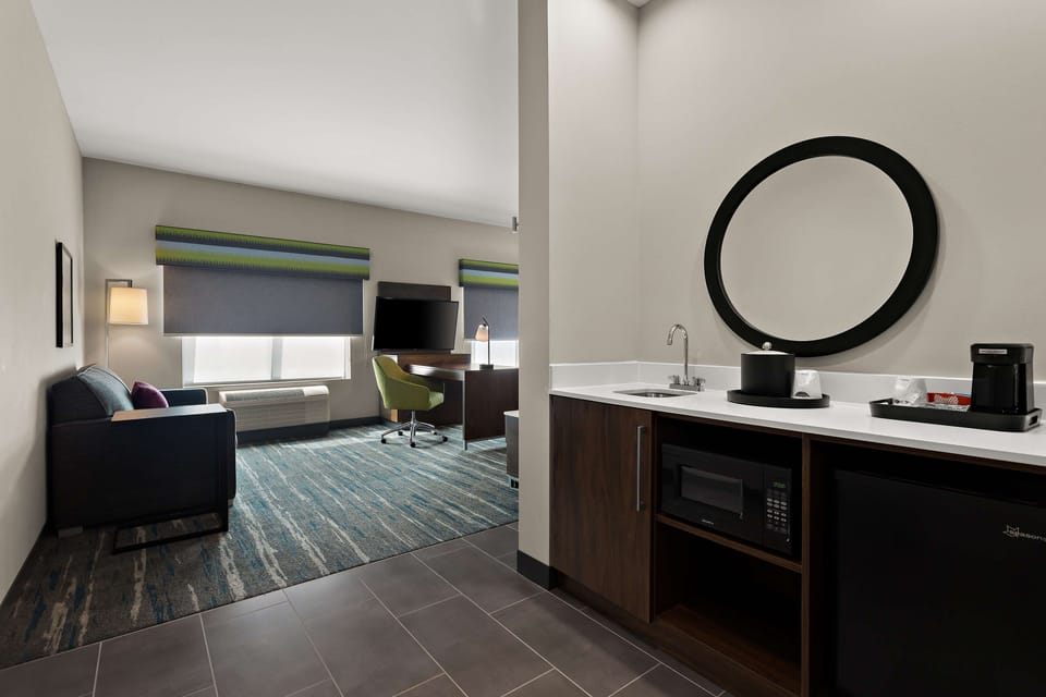 Studio, 1 King Bed, Refrigerator & Microwave (Wet bar) | Desk, laptop workspace, iron/ironing board, bed sheets