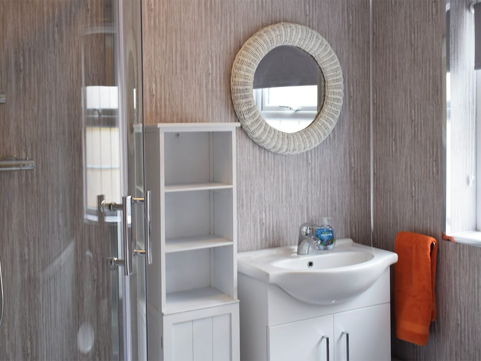 Shower room | Bede&rsquo;s Rest, Amble, Morpeth