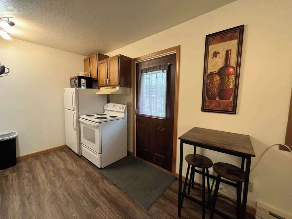 Refrigerator, Stove, Table/Chairs