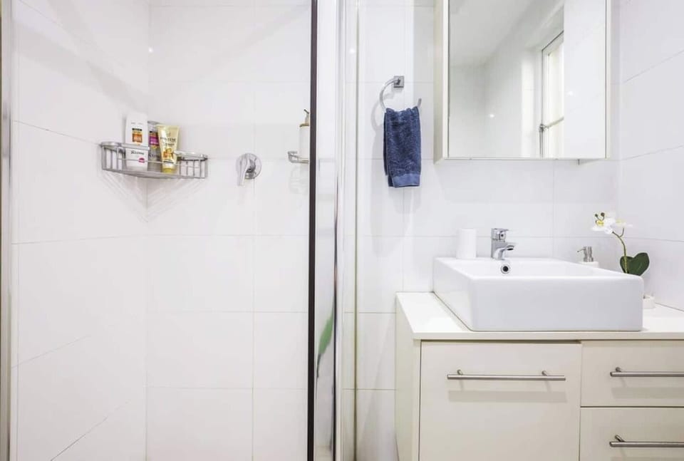 Heatherbrae II - I - Chic 2 Bed Apartment, Stunning Harbour Bridge Views.