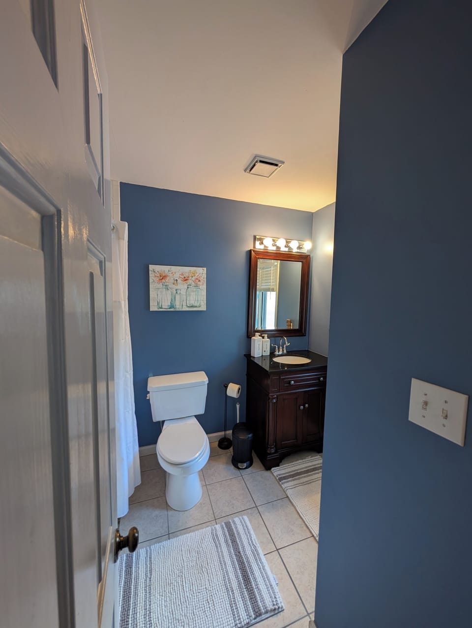 Queen suite bathroom with shower/tub
Towels are provided.