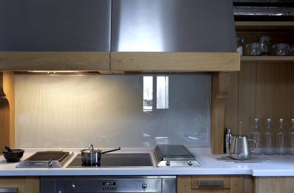 Landlord Manor | Minibar, in-room safe, desk, soundproofing