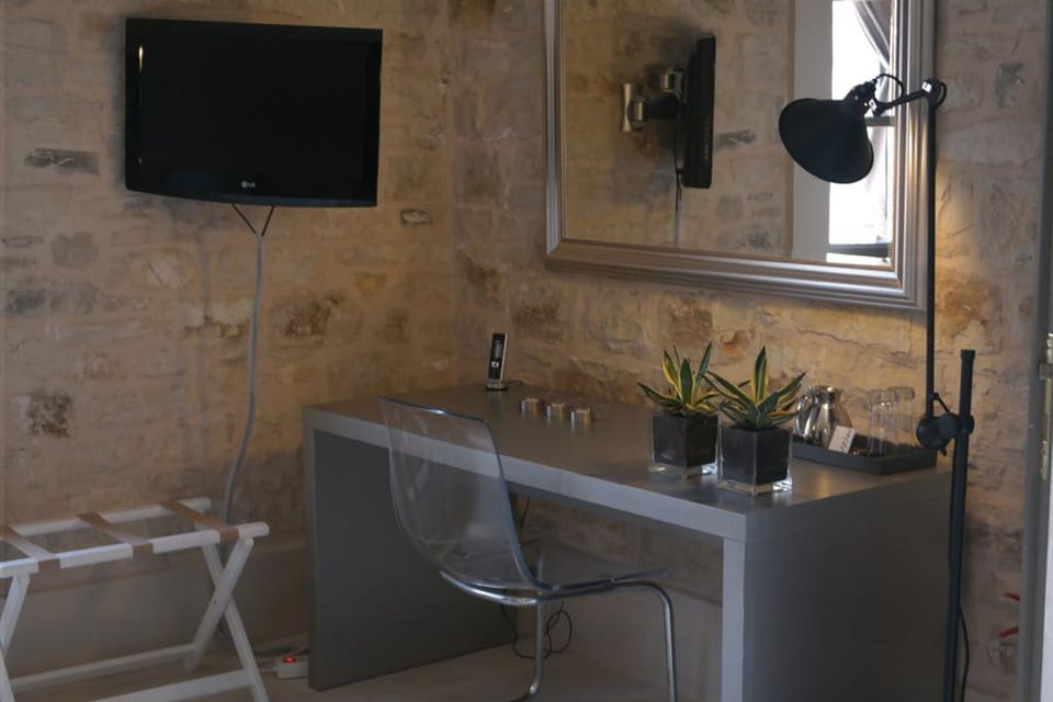Courtyard House | Minibar, in-room safe, desk, soundproofing