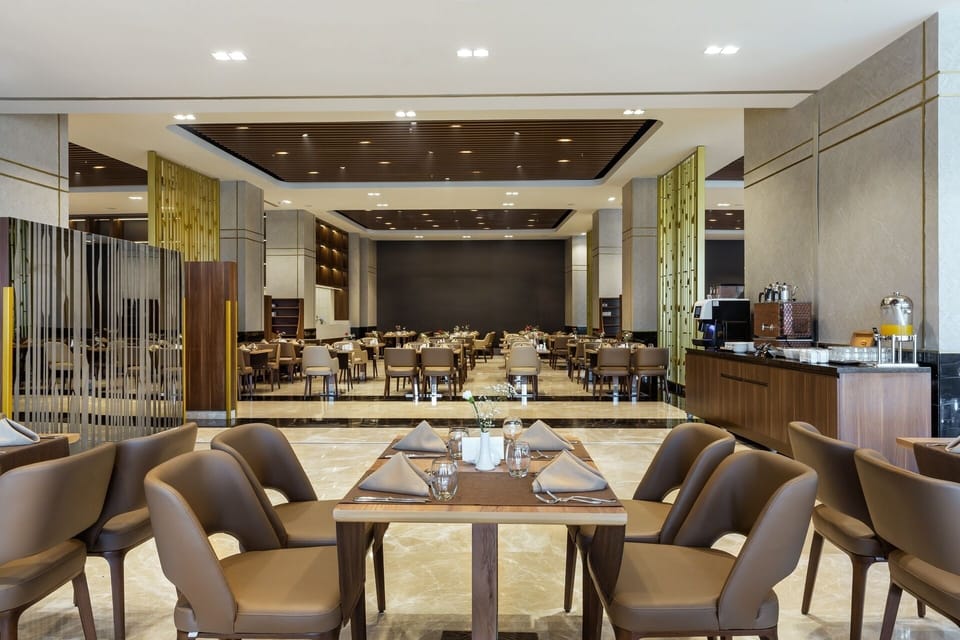 5 restaurants; breakfast, lunch, and dinner served